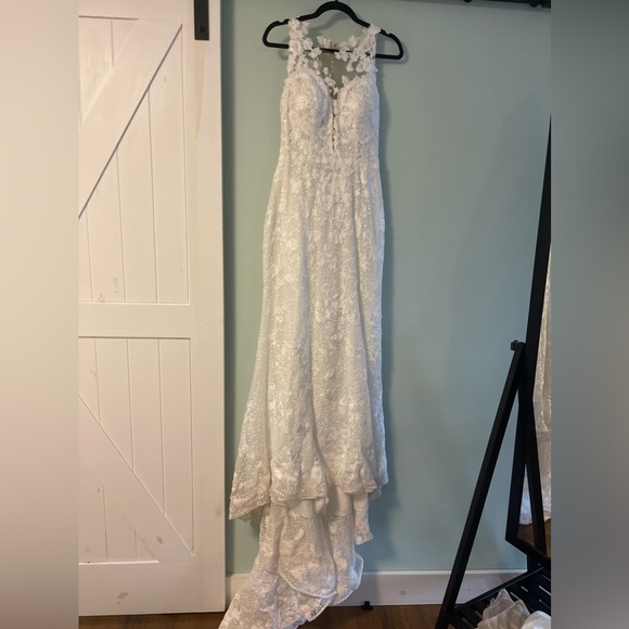 Essense of Australia Wedding Dress - Picture 3 of 17